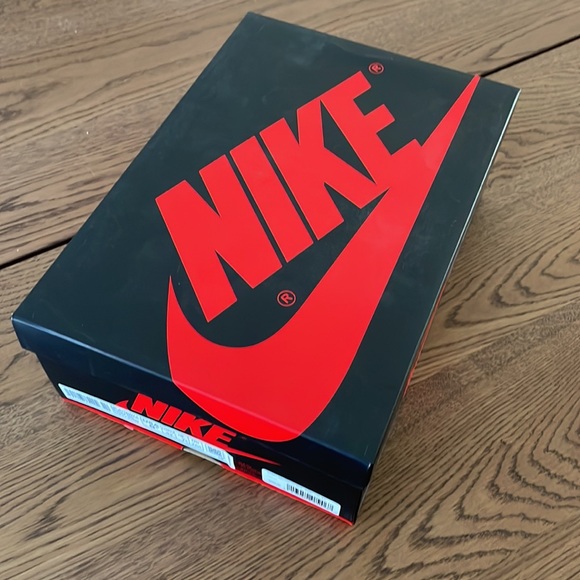 Nike Air Jordan 1 Retro High OG Black / Metallic Gold - Patent. Size 8.5. - Picture 16 of 16